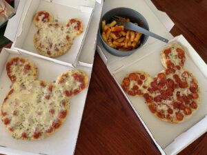 Pizza con forma de Mickey en Disneyland Paris